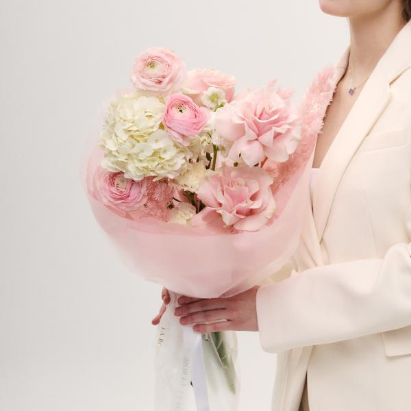 Нежный букет с гортензией и ранункулюсами купить в Новосибирске