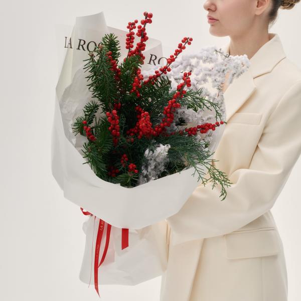 Новогодний букет с заснеженным аспарагусом и ягодами купить в Новосибирске