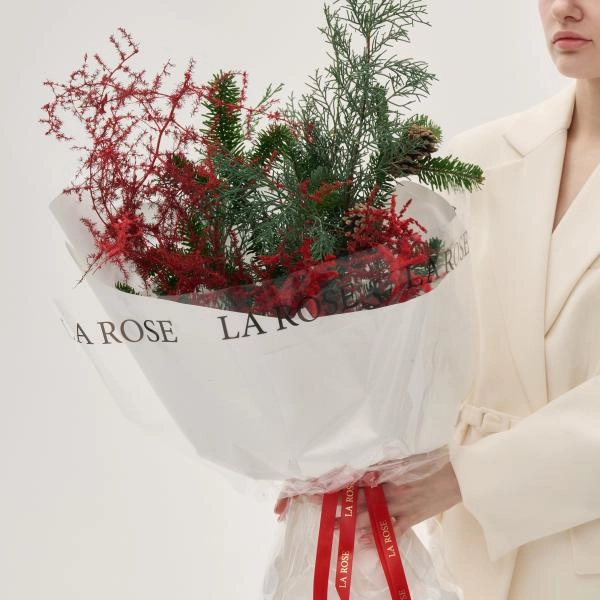 Зимний букет из хвои с красным аспарагусом купить в Новосибирске