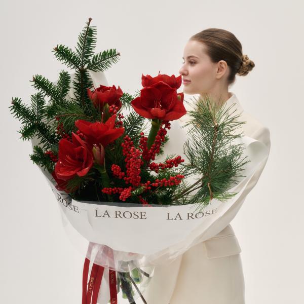Рождественский букет с сосной и красными амарилиссами купить в Новосибирске