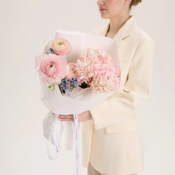 Букет Нежный букет с гортензией и оксипеталумом  купить в Новосибирске