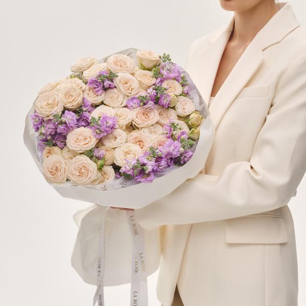 Букет Дуобукет из кустовой розы Sophie с левкоем купить в Новосибирске