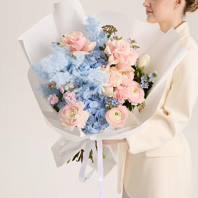 Букет в голубых тонах с розовыми розами