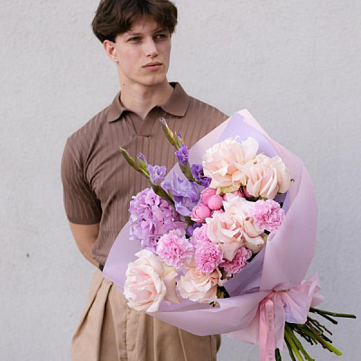 Букет с розами и гладиолусом