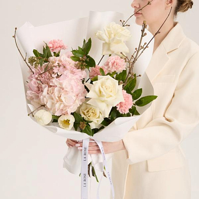 Букет с французской розой и тюльпанами