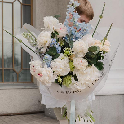 Букет с пионами и дельфиниумом