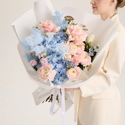 Букет в голубых тонах с розовыми розами