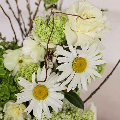 Букет с ромашками в стеклянной вазе 