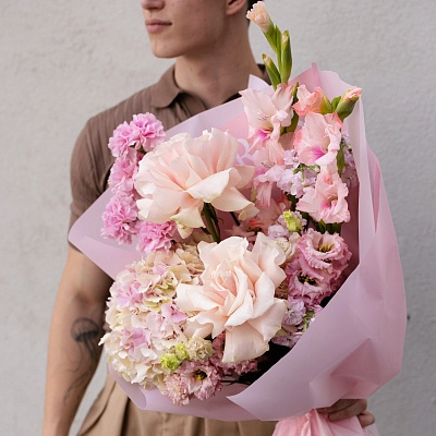 Букет с  гортензией веренар и нежной розой