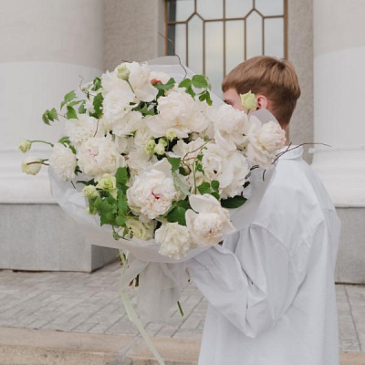 Букет с белыми пионами