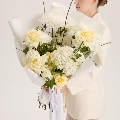 Белый букет с хризантемой и гортензией