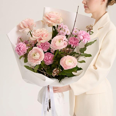 Розовый букет с ранункулюсами и гвоздикой