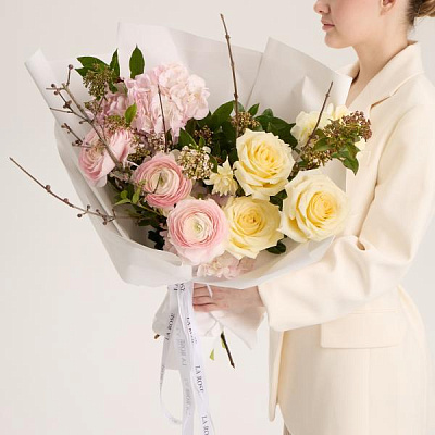 Весенний букет с ранункулюсами