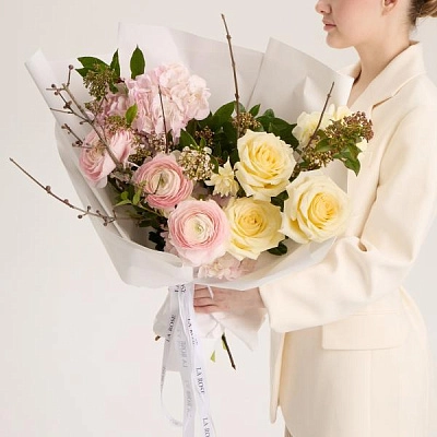 Весенний букет с ранункулюсами