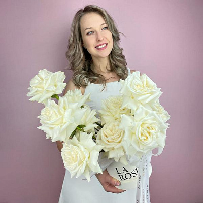 Композиция Шляпная коробка с розами Playa Blanca купить в Новосибирске